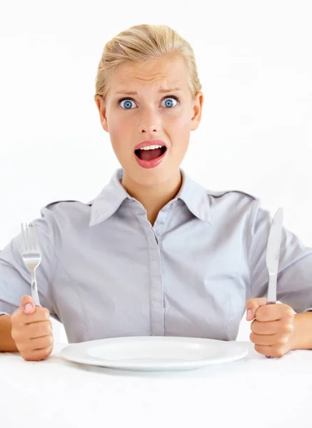 Donde Está Comida Mujer Joven Consternada Sentada Frente Plato Vacío —  Fotos de Stock