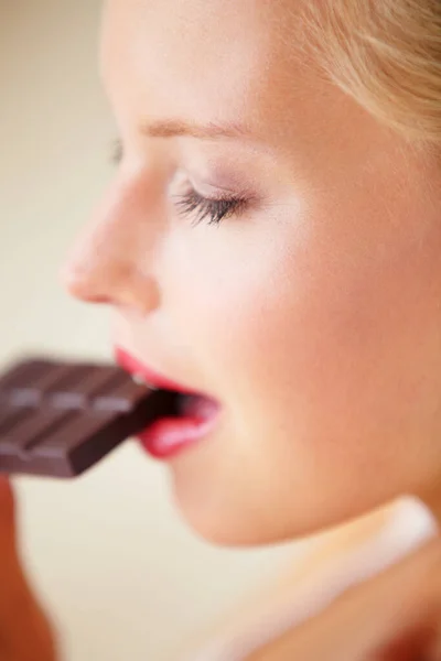 Quelle Saveur Incroyable Jeune Femme Dégustant Délicieux Morceau Chocolat Vue — Photo
