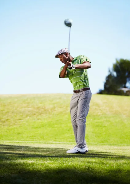 Concentrado Bola Retrovisor Tiro Comprimento Total Golfista Seu Balanço Volta — Fotografia de Stock