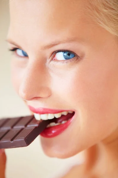 Její Oblíbený Dárek Usmívající Mladá Žena Těší Lahodný Kus Čokolády — Stock fotografie