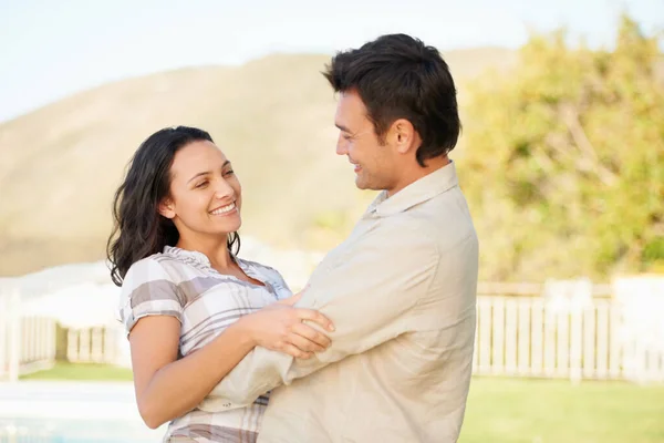 Divirtiéndose Sus Vacaciones Una Pareja Amorosa Disfrutando Del Aire Libre — Foto de Stock