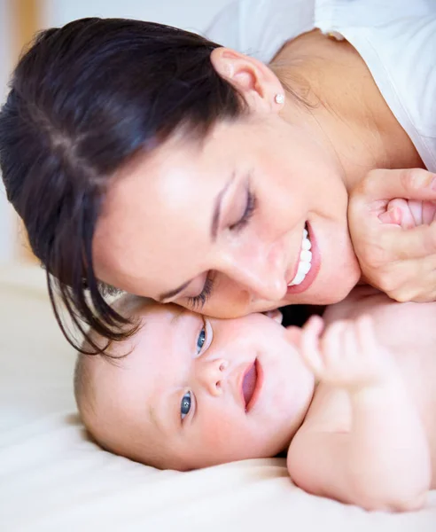 Nichts Wie Mutterliebe Glückliches Baby Lächelt Während Seine Mutter Ihn — Stockfoto