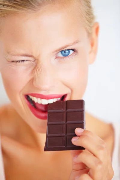 Pšt Nikomu Neříkej Usmívající Mladá Žena Těší Lahodný Kus Čokolády — Stock fotografie