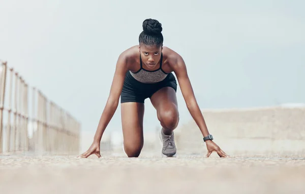 Fitness Runner Kadın Plaj Kardiyo Hız Antrenmanı Boyunca Koşmaya Başlar — Stok fotoğraf
