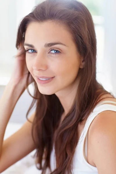 Imagen Perfecta Una Hermosa Adolescente Sonriendo Mirando Cámara —  Fotos de Stock