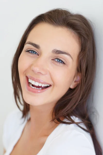 Actitud Positiva Hacia Vida Retrato Una Hermosa Joven Riendo —  Fotos de Stock