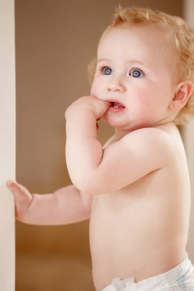 Nieuwsgierig Naar Zijn Wereld Schattig Baby Jongen Zuigen Zijn Hand — Stockfoto
