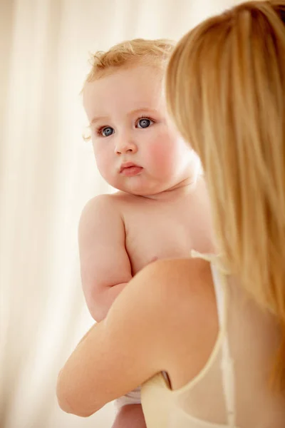 Sécurité Dans Les Bras Mère Mignon Bébé Garçon Être Tenu — Photo