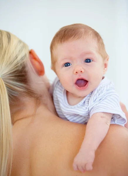 Een Gelukkige Baby Een Gelukkige Baby Rustend Moeders Schouder Kijkend — Stockfoto