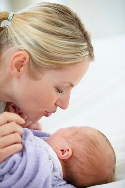 Liefdevol Moederlijk Moment Close Shot Van Een Moeder Haar Pasgeborene — Stockfoto