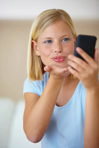 Mwahjust You Junge Frau Sitzt Hause Auf Dem Sofa Und — Stockfoto