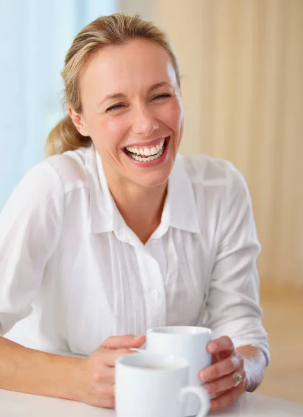 Cieszy Się Przerwą Kawę Śmiejąca Się Dojrzała Kobieta Pijąca Kawę — Zdjęcie stockowe