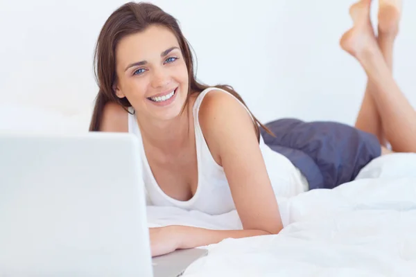 Working Laptop Portrait Pretty Smiling Woman Relaxing Her Bed While — Stock Photo, Image