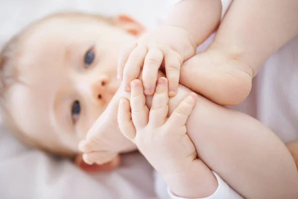 Jag Håller Mig Sysselsatt Närbild Skott Bedårande Baby Liggande Och — Stockfoto