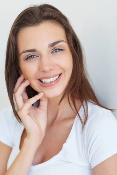 Pele Lisa Perfeita Retrato Uma Jovem Mulher Bonita Rindo Tocando — Fotografia de Stock