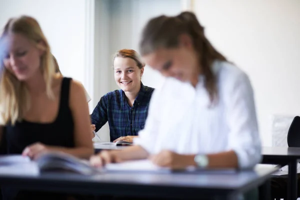 Klas Met Vrienden Een Lachend Tienermeisje Een Klaslokaal Met Andere — Stockfoto