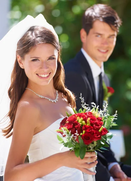 Alegria Sua Vida Casal Recém Casado Saindo Capela Sob Luz — Fotografia de Stock