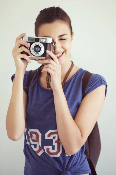 チーズを言って 魅力的な若い女性撮影とともに彼女のカメラ — ストック写真