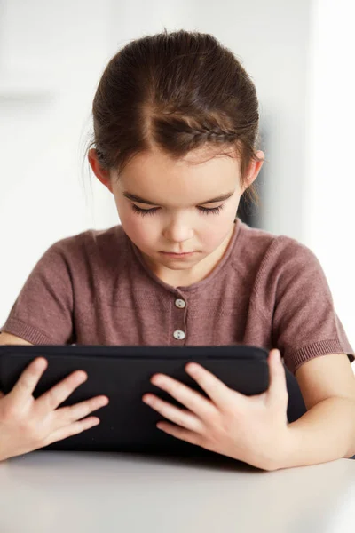 Desarrollador Experto Tecnología Fabricación Una Adorable Niña Leyendo Una Tableta — Foto de Stock