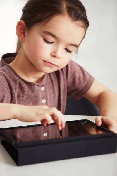 Conectado Mundo Una Adorable Niña Usando Una Tableta Digital — Foto de Stock