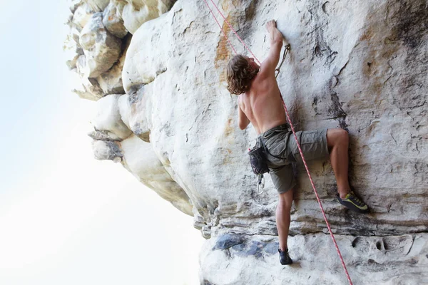 Excelente Que Faz Alpinista Escalando Penhasco Íngreme — Fotografia de Stock