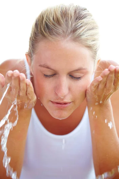 肌を健やかに保つ 魅力的な若い女性は彼女の顔を水で振りかける — ストック写真