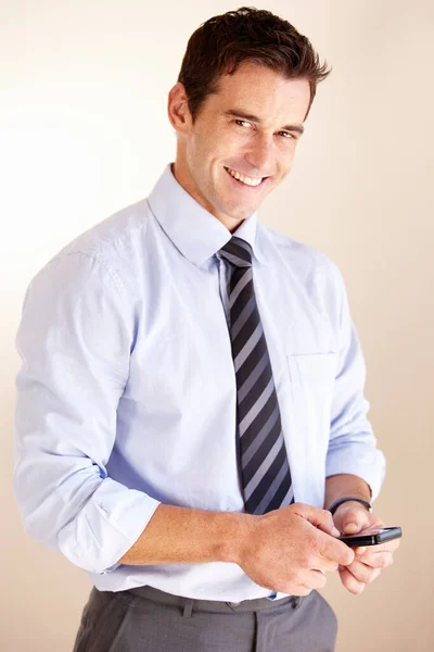 常に触れる 現代の技術 若いビジネスマンがテキストメッセージを送信する笑顔 — ストック写真