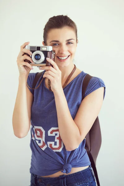 スナップショットを撮る 魅力的な若い女性の肖像画彼女のカメラで写真を撮る — ストック写真