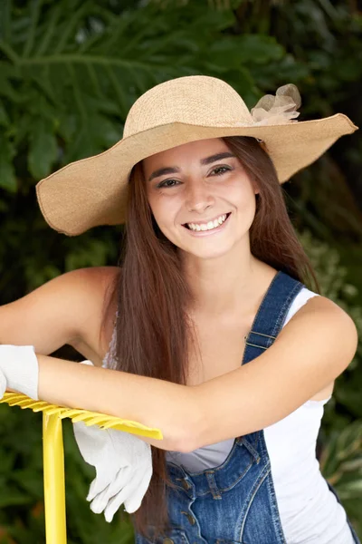 Tenere Ordine Suo Giardino Ritratto Una Giovane Donna Attraente Appoggiata — Foto Stock