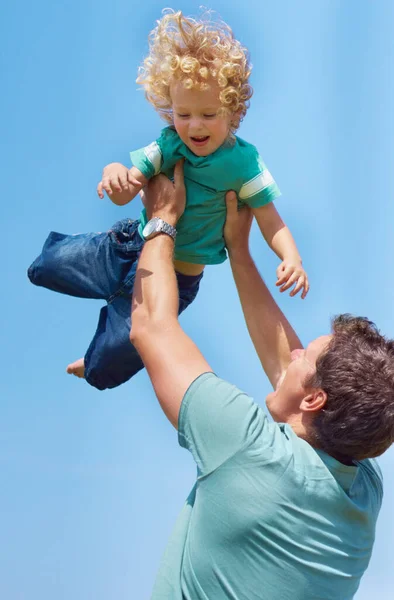 Está Buenas Manos Padre Balanceando Hijo Pequeño Aire Sobre Fondo —  Fotos de Stock