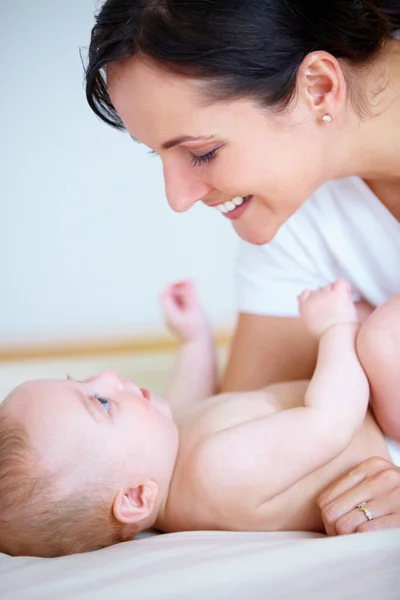 Wer Mamas Bester Kleiner Junge Ist Attraktive Mutter Lächelt Ihren — Stockfoto