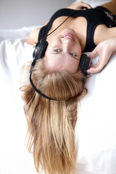 Esta Canción Favorita Una Hermosa Joven Escuchando Música Mientras Relaja — Foto de Stock