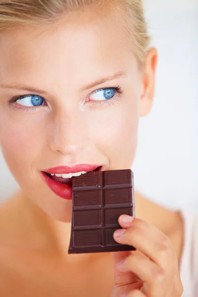 Наслаждаясь Сладостями Улыбающаяся Молодая Женщина Наслаждается Вкусным Шоколадом — стоковое фото