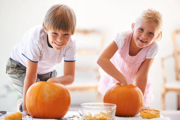 Intaglio Zucche Una Tradizione Famiglia Ritratto Bambino Una Bambina Che — Foto Stock