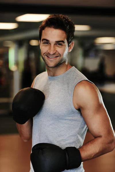 准备好了来吧 一个戴着拳击手套 身穿运动服 面带微笑的男人准备在体育馆里打斗的画像 — 图库照片