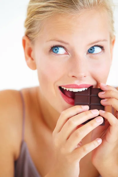 Spero Che Nessuno Veda Giovane Donna Godendo Delizioso Pezzo Cioccolato — Foto Stock