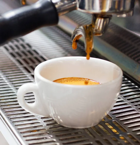 Mindjárt Kész Koffein Közelkép Egy Kávéfőzőről Egy Csésze Kávéval — Stock Fotó