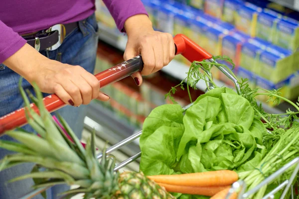 パントリーのための健康的な選択 ショッピングカートに生鮮食品を入れている女性が — ストック写真
