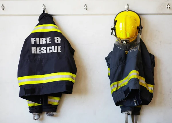 Disfarce Super Herói Bombeiro Roupas Fogo Penduradas Uma Parede — Fotografia de Stock