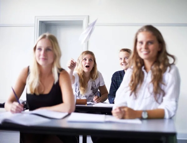 Clase Matemáticas Alumnos Adolescentes Sentados Aula Mientras Escuchan Una Conferencia — Foto de Stock