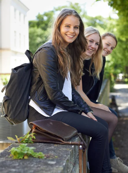 Regardant Les Garçons Passer Trois Adolescentes Assises Sur Mur Rentrant — Photo