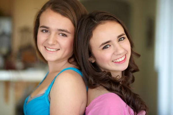 Sestry Přátelé Portrét Dvou Mladých Sester Stojících Zády Sobě Usmívajících — Stock fotografie