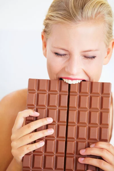 Surfaire Indulgences Jeune Femme Mordant Dans Une Énorme Barre Chocolat — Photo