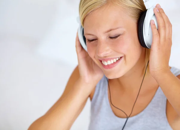 Relaxar Som Uma Jovem Mulher Ouvindo Música Seus Fones Ouvido — Fotografia de Stock