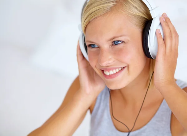 Refrescante Som Uma Jovem Mulher Ouvindo Música Seus Fones Ouvido — Fotografia de Stock