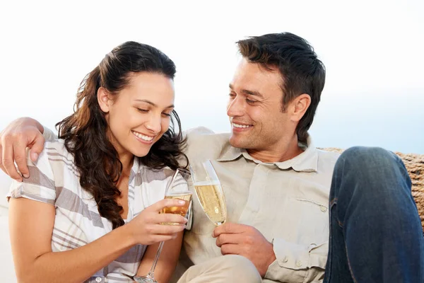 婚約を破棄する 背景に海とシャンパンを飲むかわいいカップル — ストック写真
