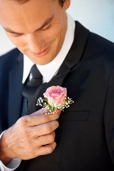 Idealny Dzień Ślubu Przystojny Pan Młody Dopasowuje Butonierkę Przed Ceremonią — Zdjęcie stockowe