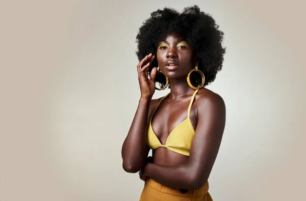 モックアップ付きグレーの背景にスタジオで黒の女性モデルと美しさ 黄色のファッションやメイク 化粧品 スタイルと本物のためのポーズ女性とアフロ髪 自然や体の肯定的な自信 — ストック写真