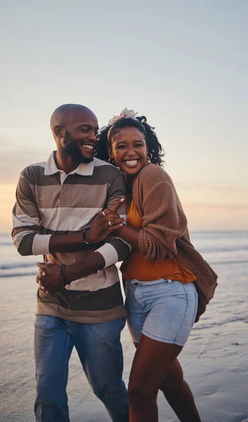 Feliz Casal Negro Amor Praia Com Sorriso Para Férias Relacionamento — Fotografia de Stock