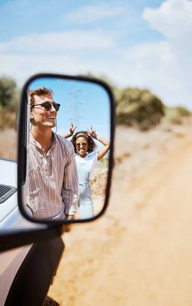 Ζευγάρι Στο Οδικό Ταξίδι Χαμόγελο Καθρέπτη Αυτοκινήτου Αντανάκλαση Και Ευτυχισμένο — Φωτογραφία Αρχείου